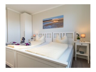 2. Schlafzimmer mit TV