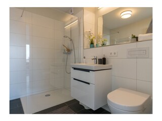 Badezimmer mit ebenerdiger Dusche