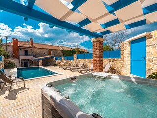 yard and jacuzzi&swimming pool