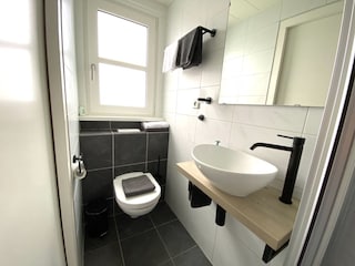 Badezimmer mit Douche und Toilette