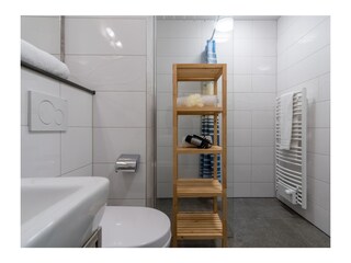 Badezimmer mit ebenerdiger Dusche