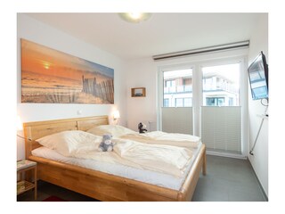 1. Schlafzimmer mit TV