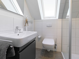 Bad mit Dusche im DG