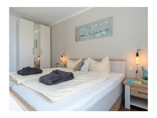 Schlafzimmer mit Doppelbett