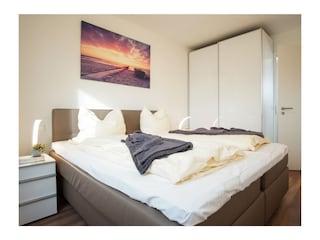 1. Schlafzimmer mit gemütlichem Doppelbett