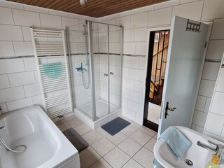 Bathroom with shower and toilet (ground floor)