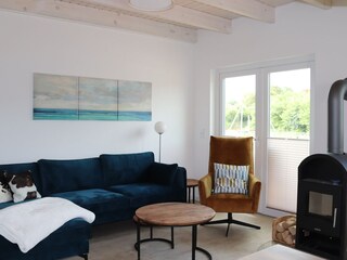 Der Wohn- und Essbereich mit Kamin und Terrasse