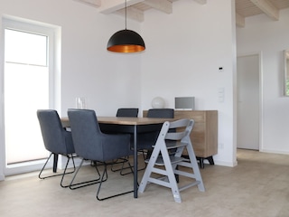 Der Wohn- und Essbereich mit Kamin und Terrasse