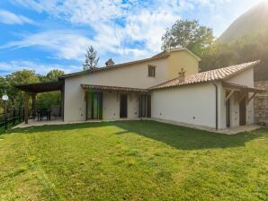 Moderna casa de vacaciones en Acquanera con piscina privada - Piobbico - image1