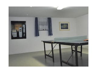 Tischtennisplatte im Gemeinschaftskeller