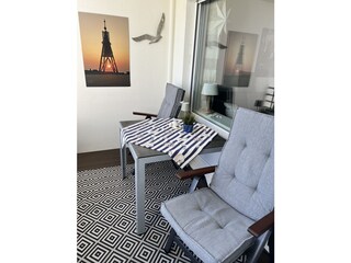 Entspannt pur auf dem Balkon mit Blick auf den weltschi