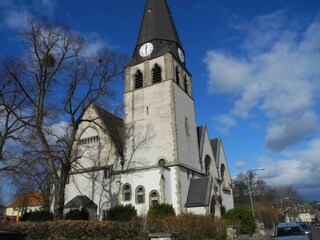 Kirche mit vielen Konzerten (80m Entfernung)