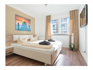 Schlafzimmer mit Doppelbett & TV
