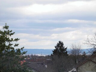 ... und traumhaftem Blick über das nordhessische Bergland