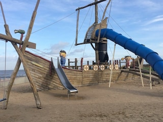 Spielkogge am Strand