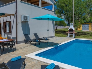Villa Patricia's Poolbereich mit Liegestühlen