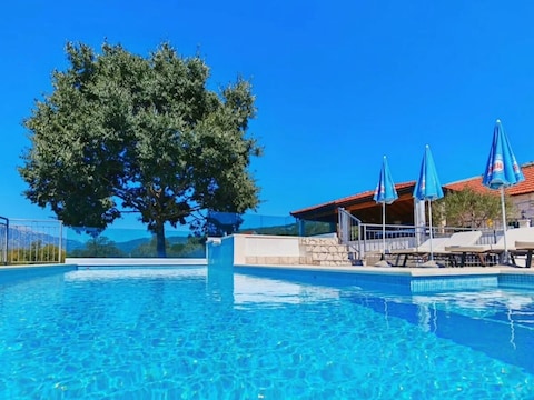 Villa Dvori Stipanovi with heated Pool and Jacuzzi