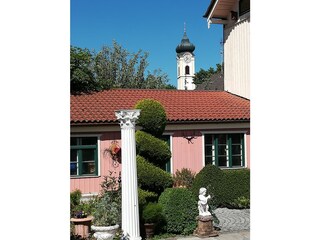 Blick vom Garten zur Kirche