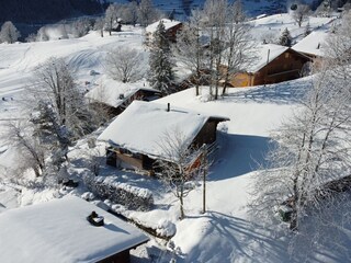 Haus unten links mit  Skischulgelände im Hintergrund