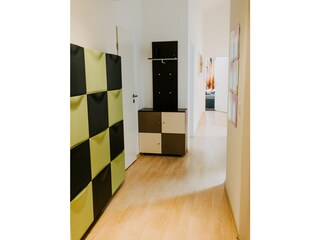 Flur mit großen Schuhschrank und Garderobe