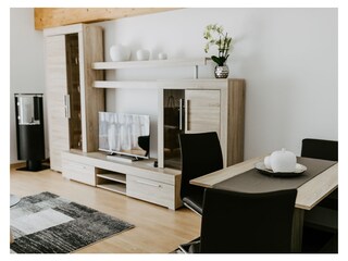 Großes helles Wohnzimmer mit Essbereich