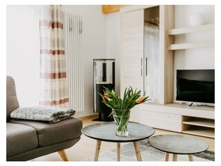 Großes helles Wohnzimmer mit Essbereich