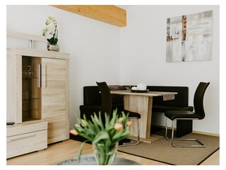 Großes helles Wohnzimmer mit Essbereich