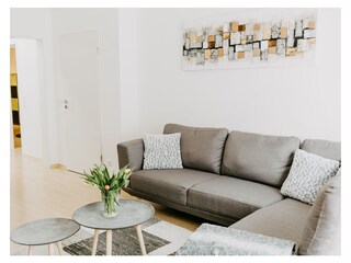 Großes helles Wohnzimmer mit Essbereich