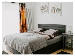 Schlafzimmer 1, Boxspringbett 1,80 x 2,00 m