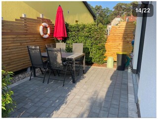 Terrasse mit Gartenmöbeln und Grill