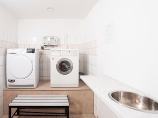 Waschmachine und Trockner mit Münzer