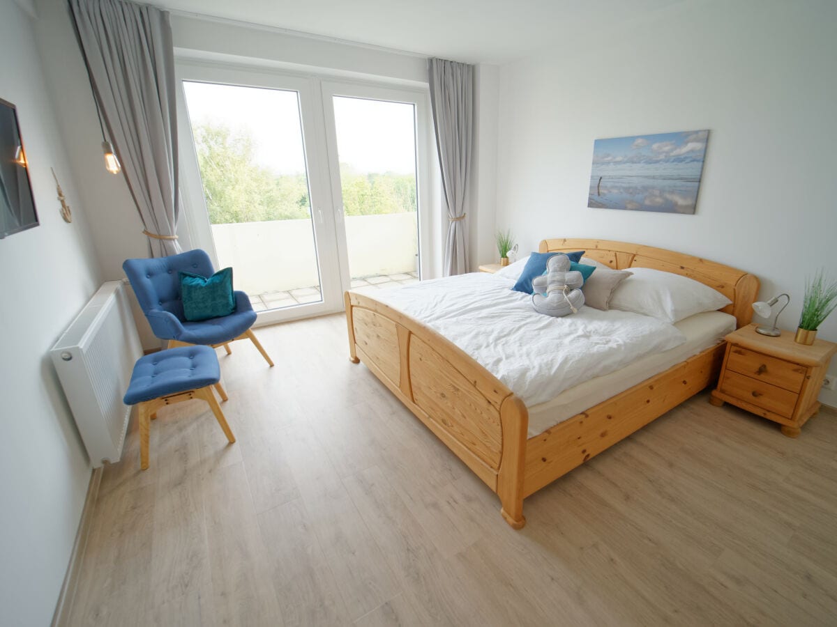 Schlafzimmer 1 mit Smart TV und Balkonzugang