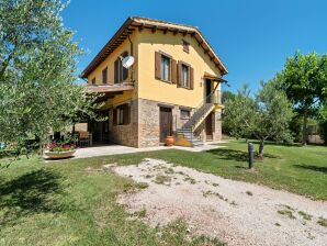 Villa a Piandimeleto con Piscina e Sauna