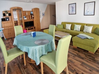 Wohnzimmer mit ausziehbarer Schlafcouch