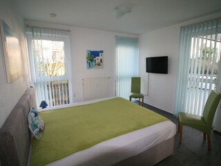 Schlafzimmer mit Fernseher