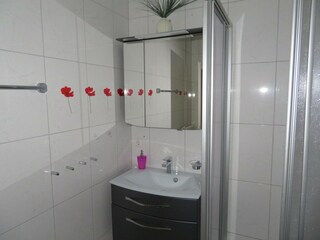 Bad mit Dusche und WC