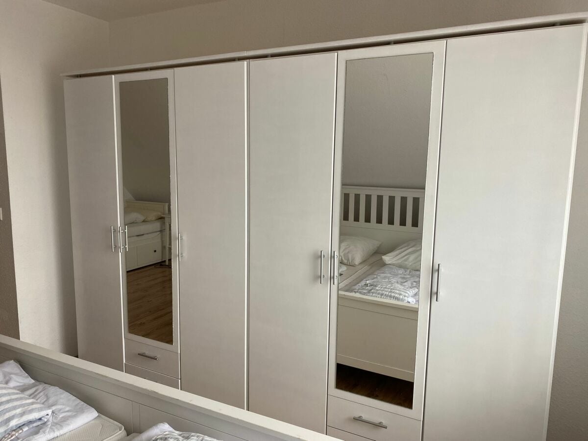 Schlafzimmer 1 großer Schrank