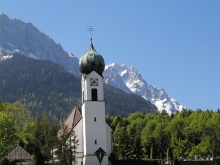 Kirche in Grainau vor der Zugspitze