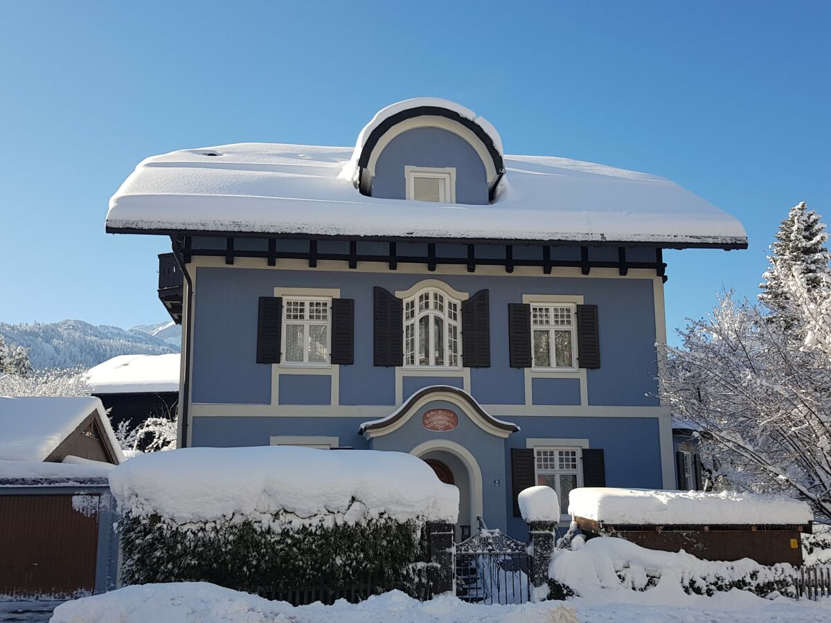 Das Blaue Haus im Schnee