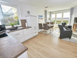 Küche und Wohnzimmer