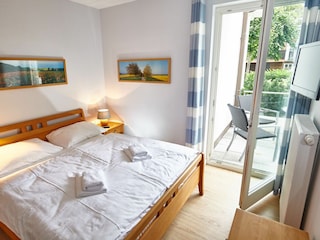 Schlafzimmer mit kleiner Terrasse