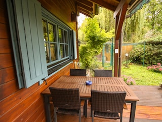 Die sonnige Terrasse liegt im eingezäunten Garten