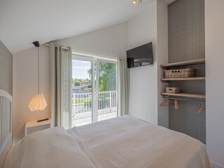 Zweiters großes Schlafzimmer mit TV und Balkon