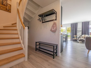 Eingangsbereich mit Garderobe, Tresor, Kinderhochstuhl