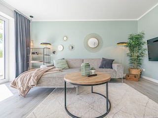 Gemütliches Sofa, Wohnzimmer mit Gartenzugang und TV