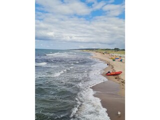 endloser Sandstrand mit Surfschule, DLRG, Strandbar