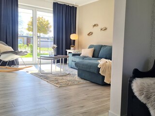 Gemütliches Sofa, Wohnzimmer mit Gartenzugang und TV