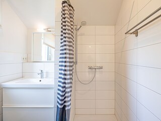 Shower bathroom with window to the garden