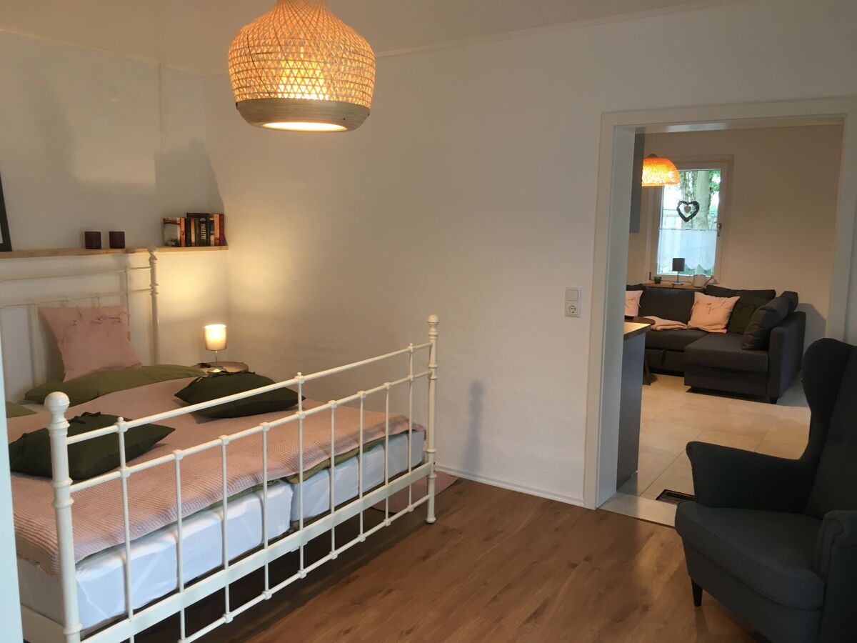 Schlafzimmer mit Blick in die Wohnküche