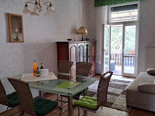 Esszimmer mit Zugang zum Balkon